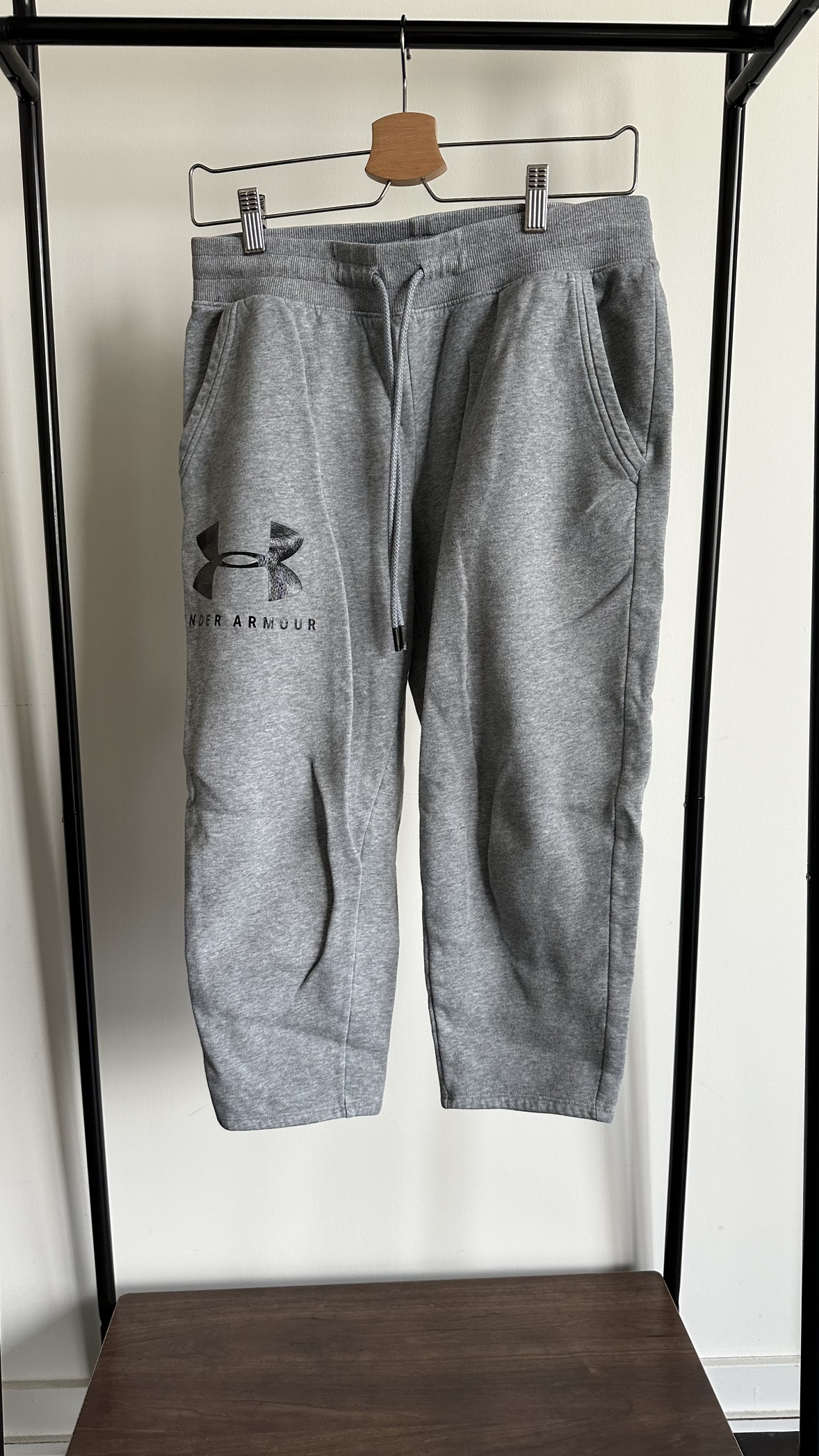 Underarmour cropped pants thumbnail