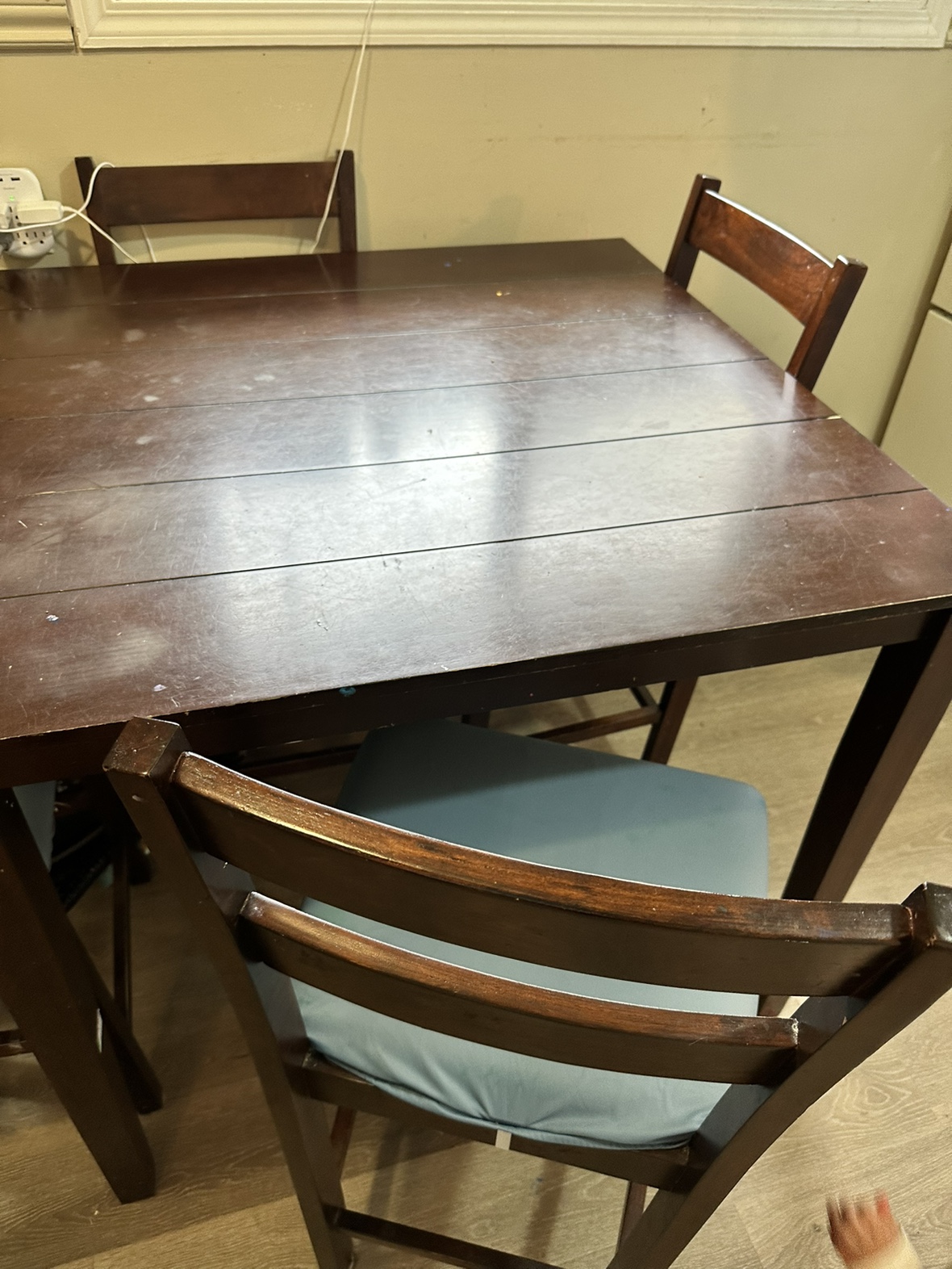 Table and 4 chairs thumbnail