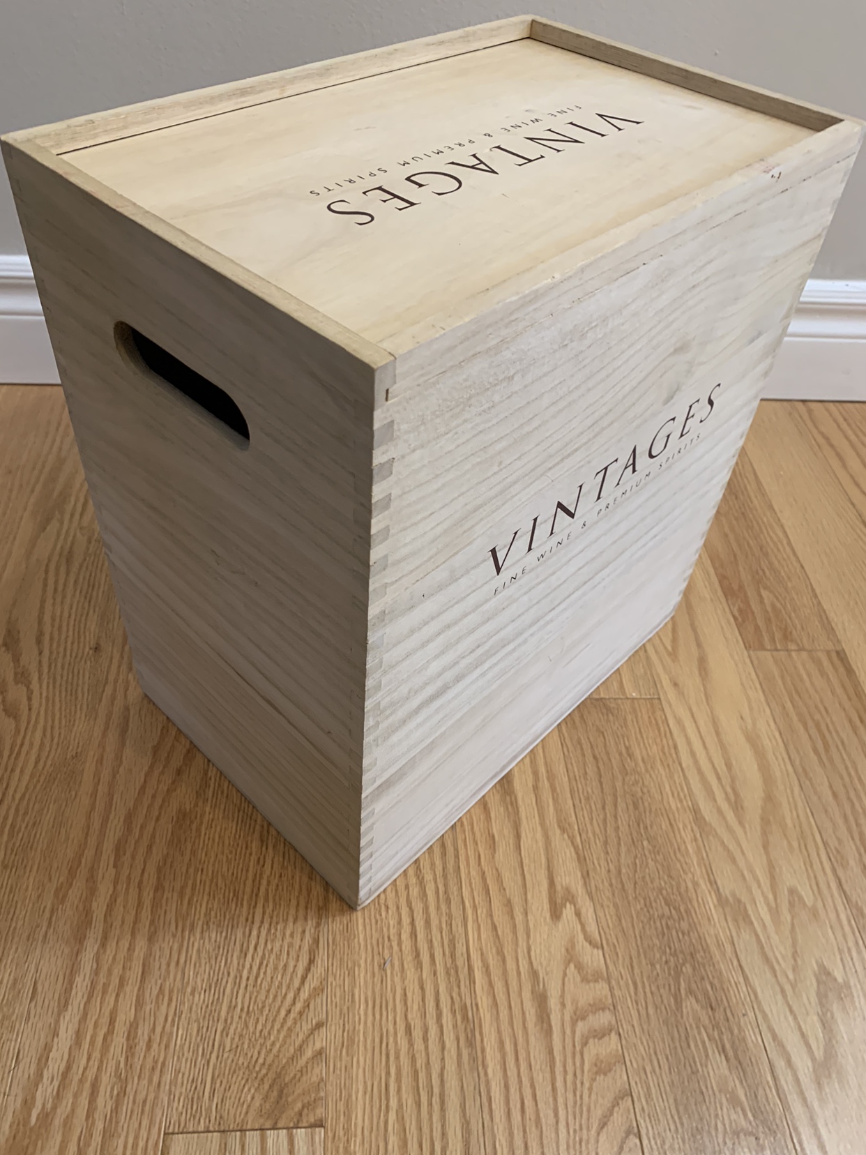 LCBO Vintages 6 Bottle Wine Crate image indicator(6)