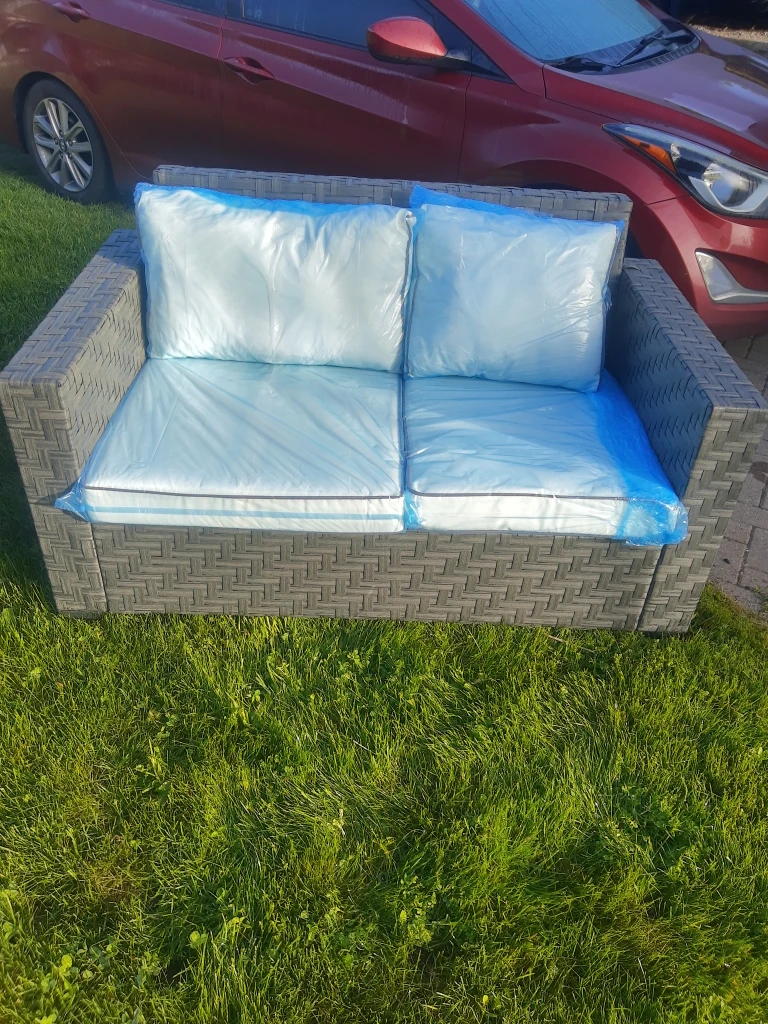 New Wicker loveseat ( 2 seat)