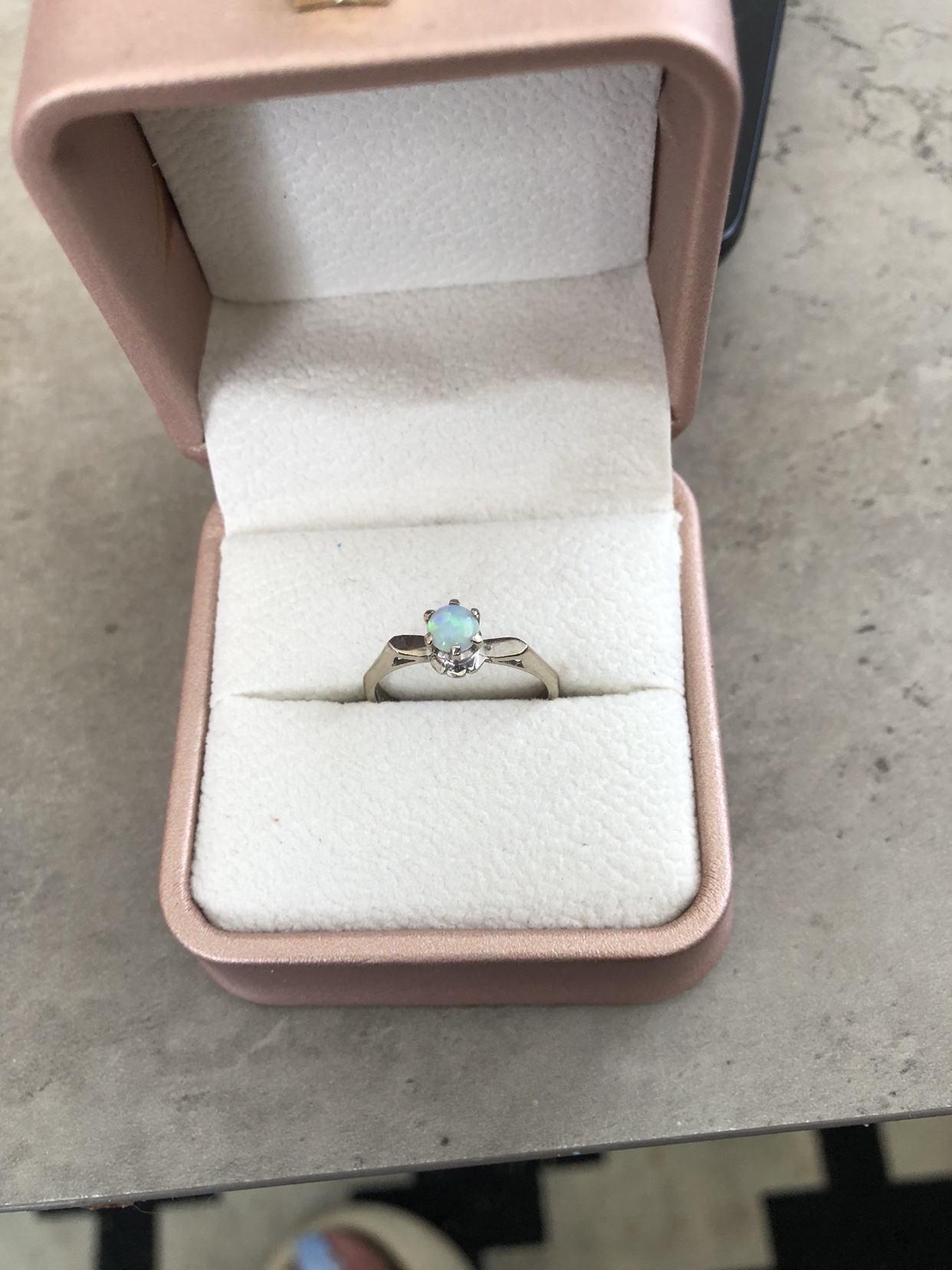 10 K white gold thumbnail