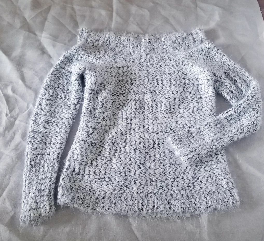 Pullover White and Black Off-the-Shoulder Sweater - Small image indicator(2)