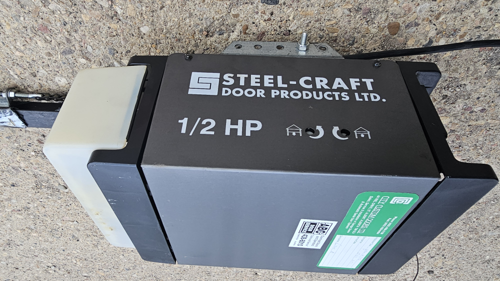 Chamberlain garage door opener with remote and keypads - photo 2
