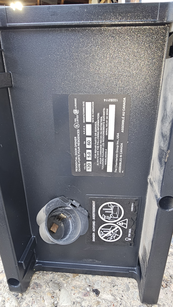 Chamberlain garage door opener with remote and keypads - photo 4