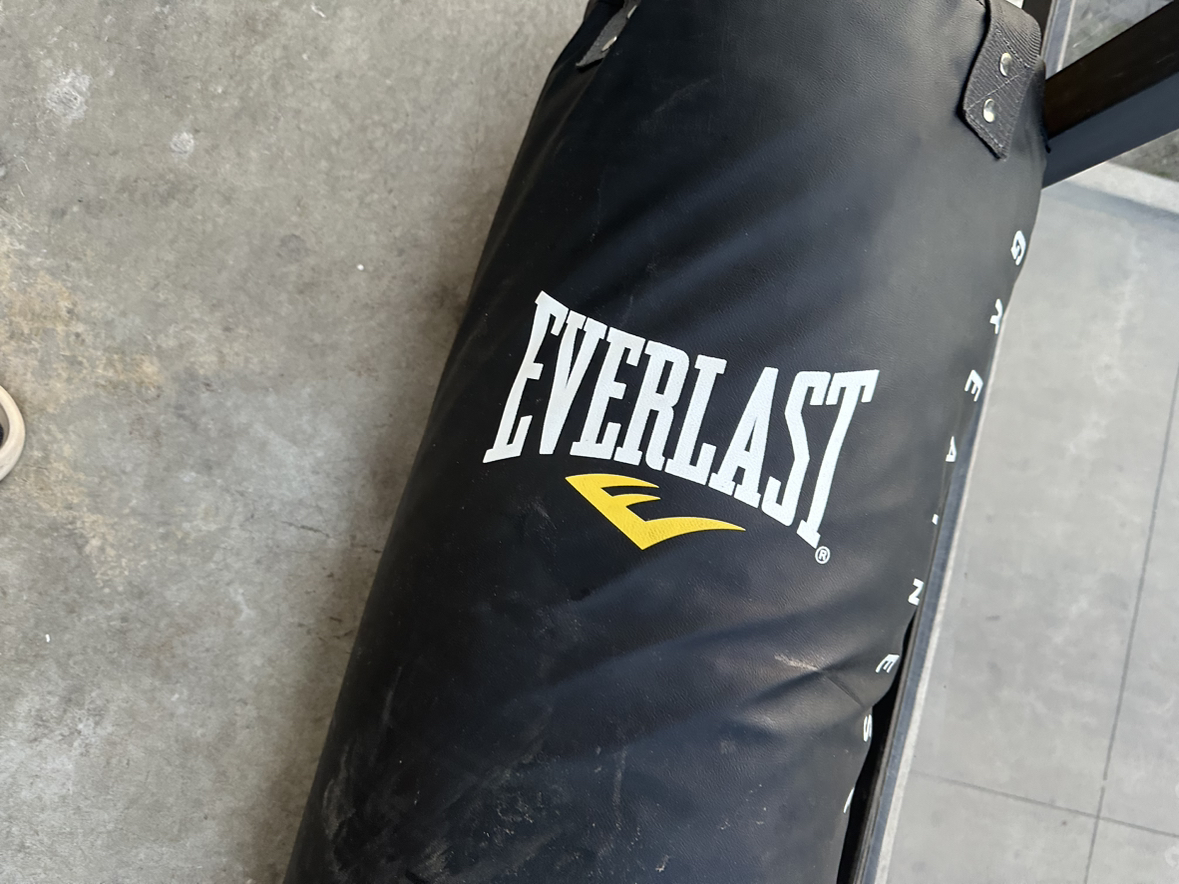 Everlast 100lbs Power Core Punching bag & Stand - photo 4
