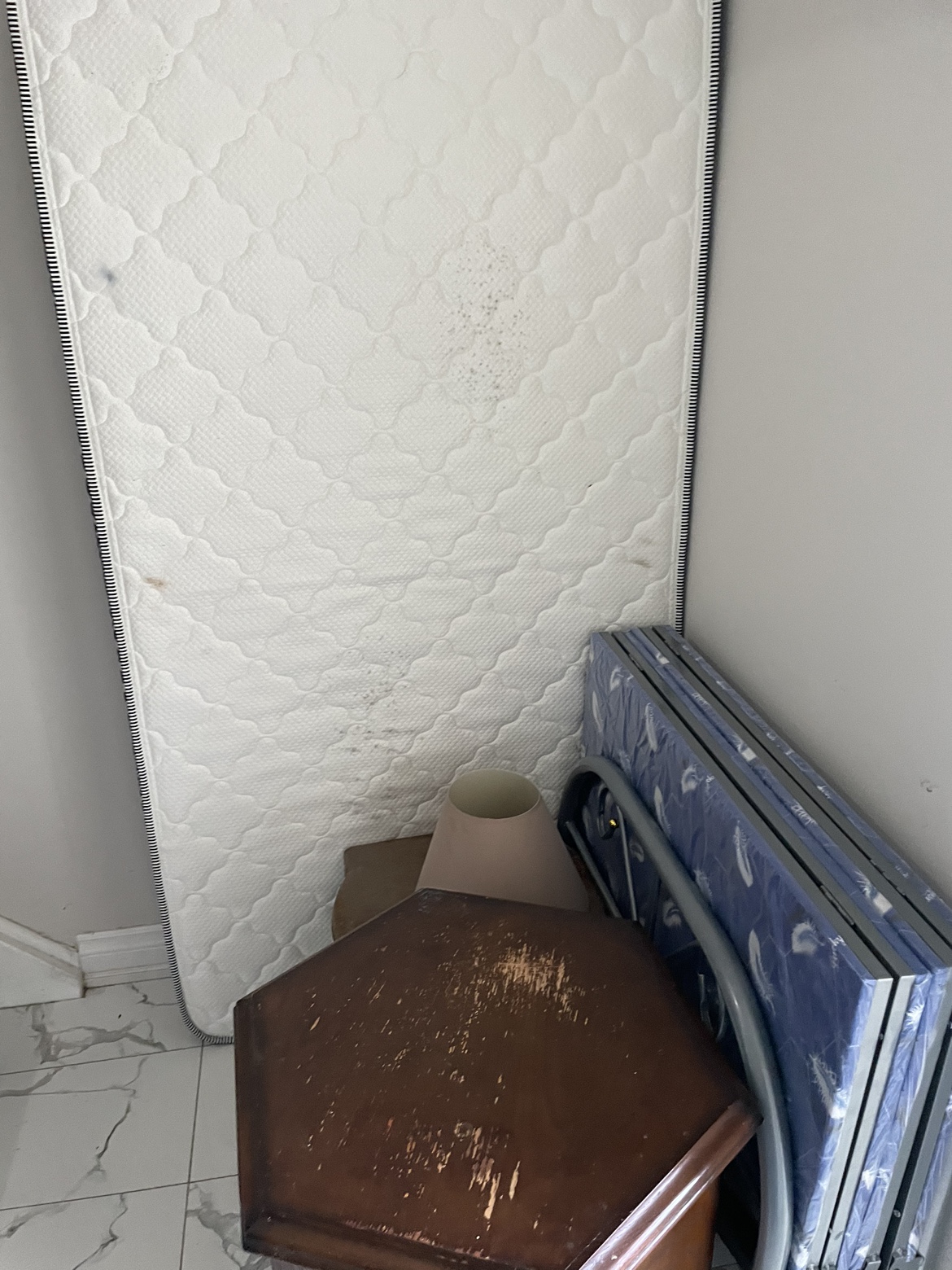 Folding Bed and mattress (both single) for sale ; used like new - photo 4