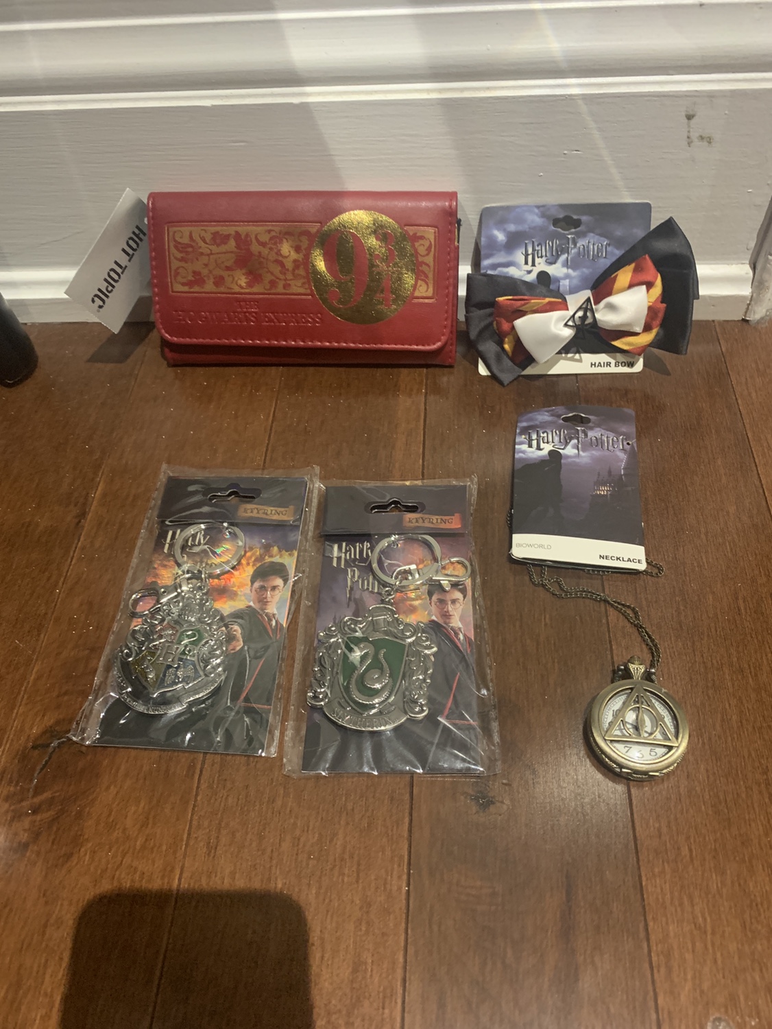 BNWT Rare Harry Potter Bow, Necklace, Keychains and Wallet - photo 2