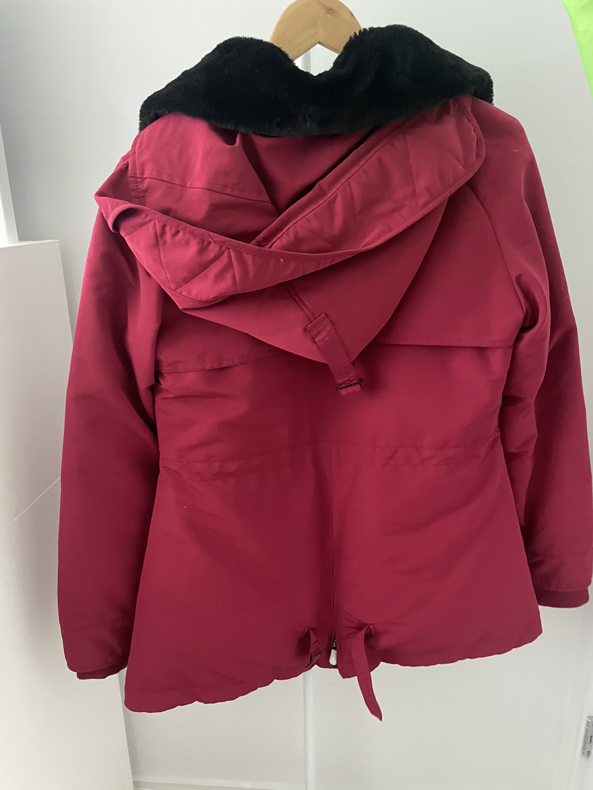 Women’s winter parka: barely worn and good as new image indicator(2)