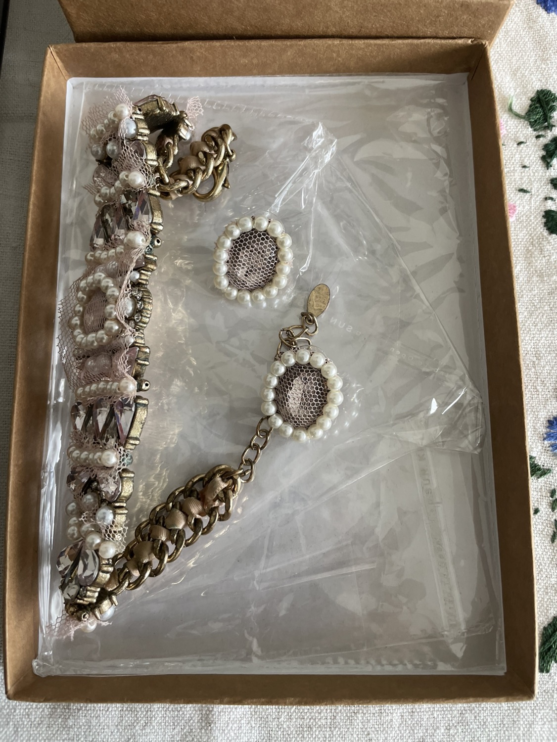 Tray of costume jewelry - photo 4