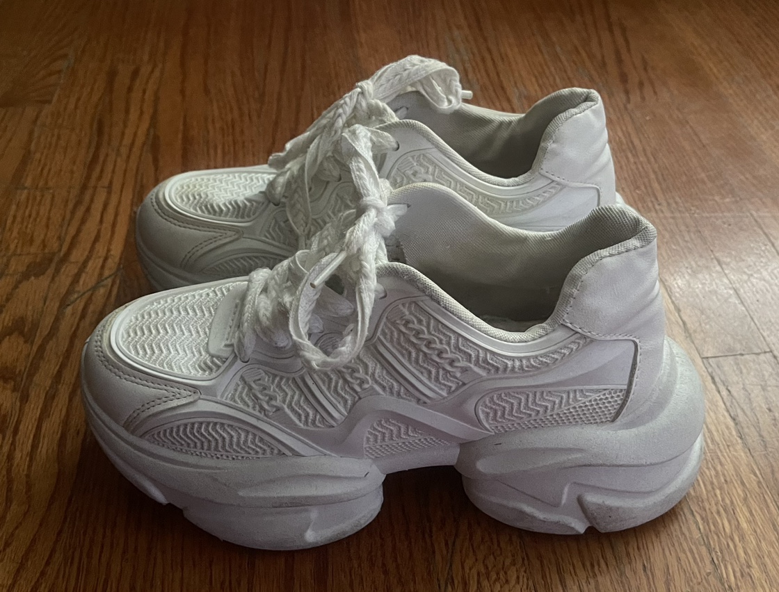 Fashion white sneakers image indicator(3)