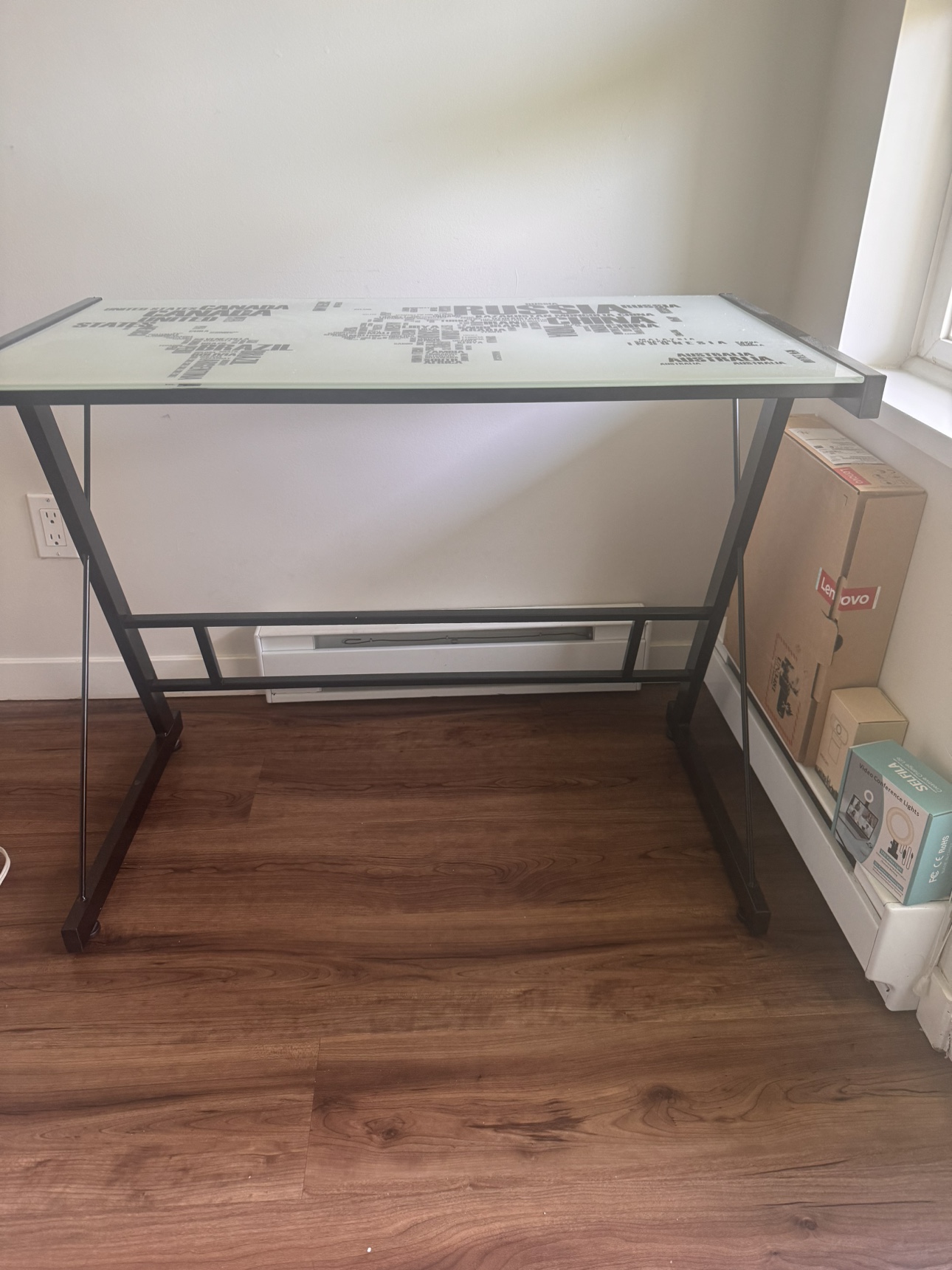Desk - photo 2