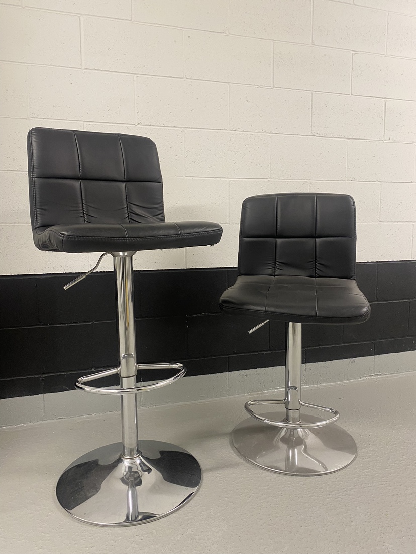 Adjustable height bar stools