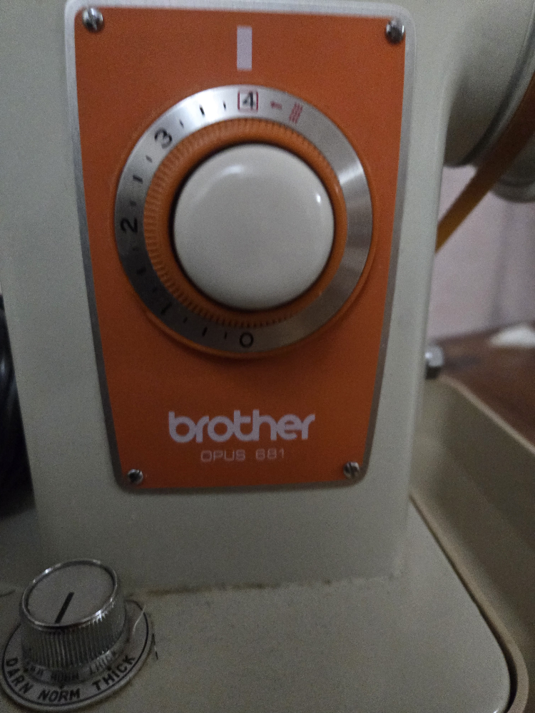 sewing machine - photo 2