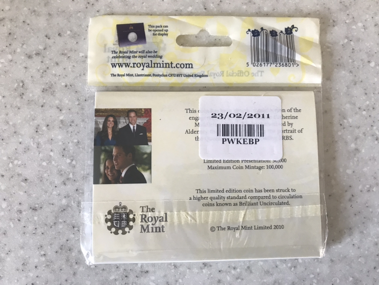 2010 Official Royal Engagement £5 Coin PrinceWilliam & Catherine image indicator(2)