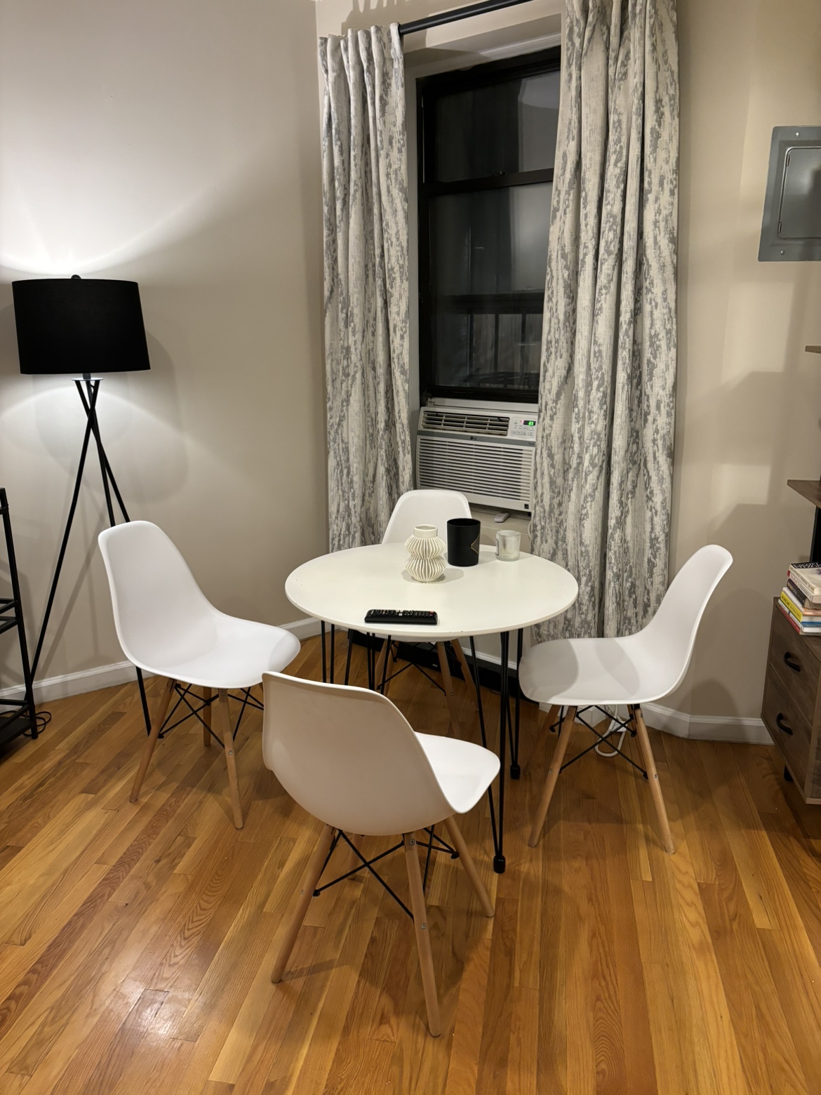 Dinning table, chairs are included!