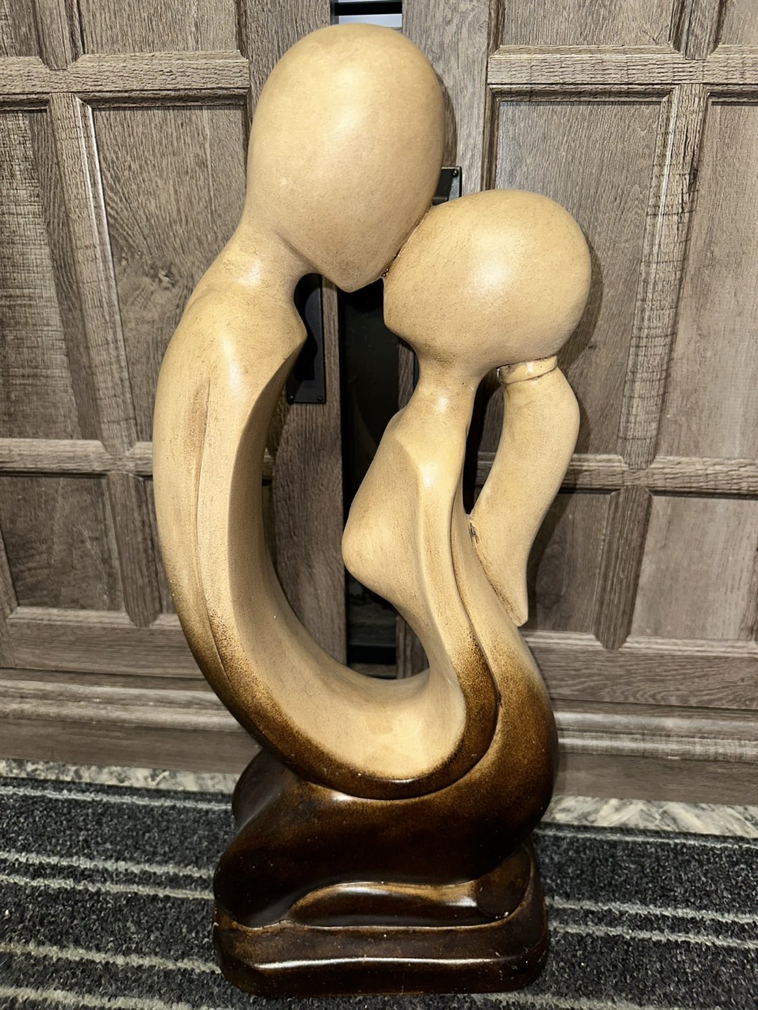 Man and Woman Kissing Statue image indicator(2)