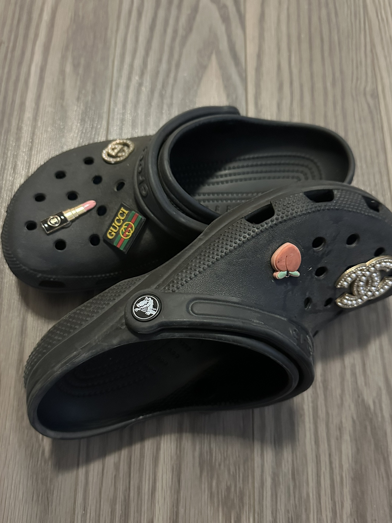 Crocs with charms included image indicator(2)