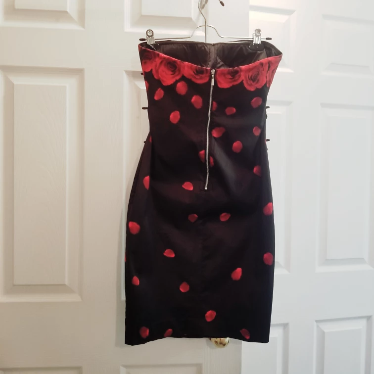 BEBE Red Roses Strapless Bodycon Black Satin Dress Y2K image indicator(3)
