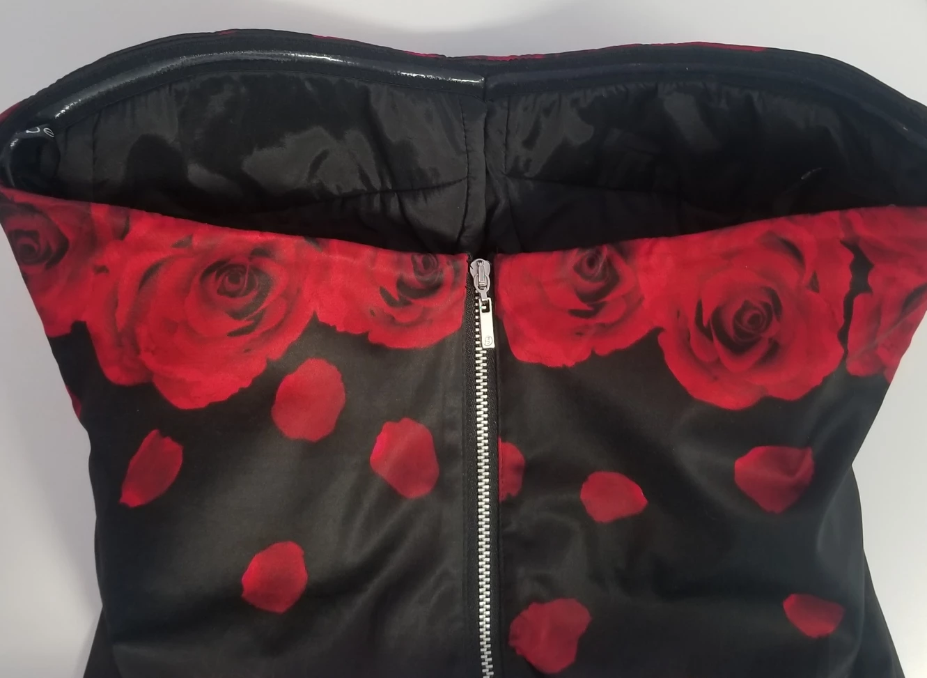 BEBE Red Roses Strapless Bodycon Black Satin Dress Y2K image indicator(4)