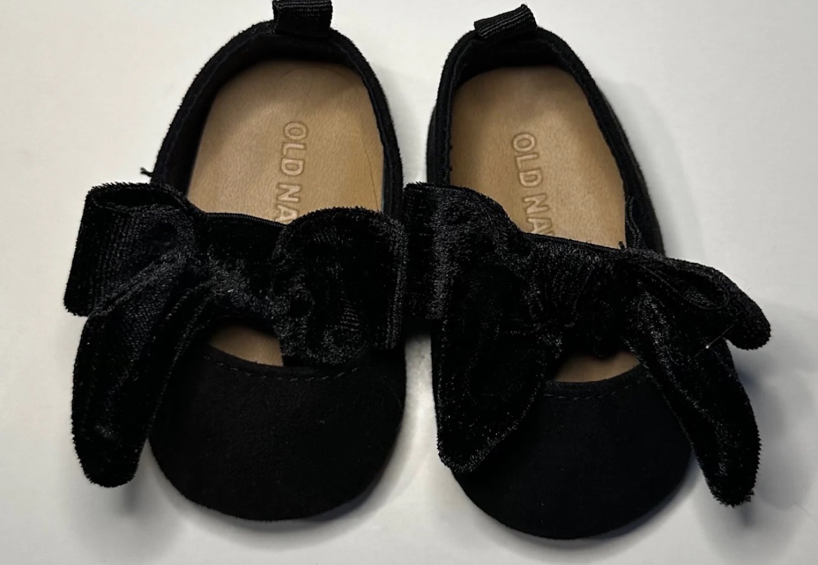 Sz 6-9 M Old Navy girls infant shoes with bow black