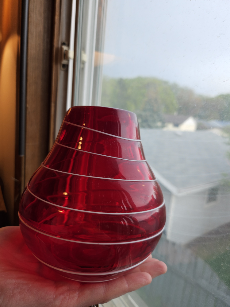 red vase (medium-sized) image indicator(2)