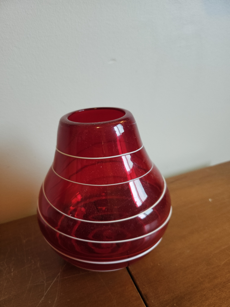 red vase (medium-sized) image indicator(6)