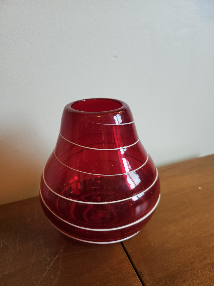 red vase (medium-sized) image indicator(7)