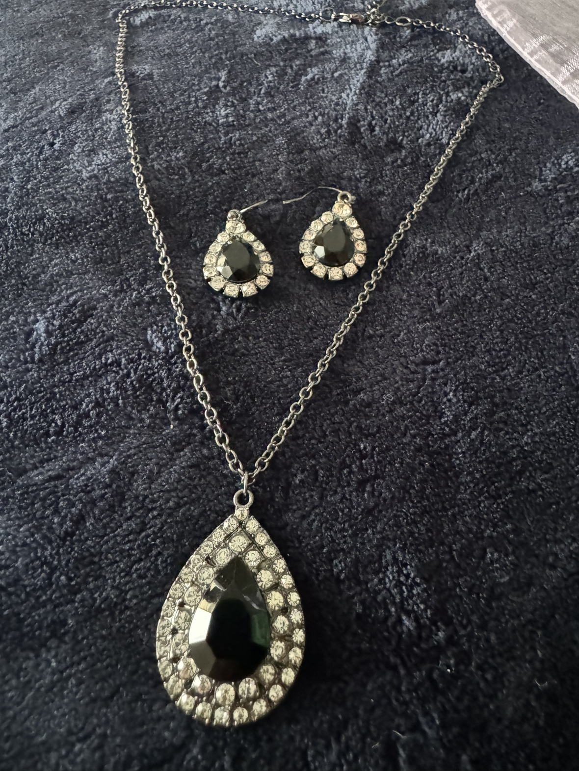 🥕 #ThriftyPicks New Beautiful Women’s Necklace and earring set image indicator(3)