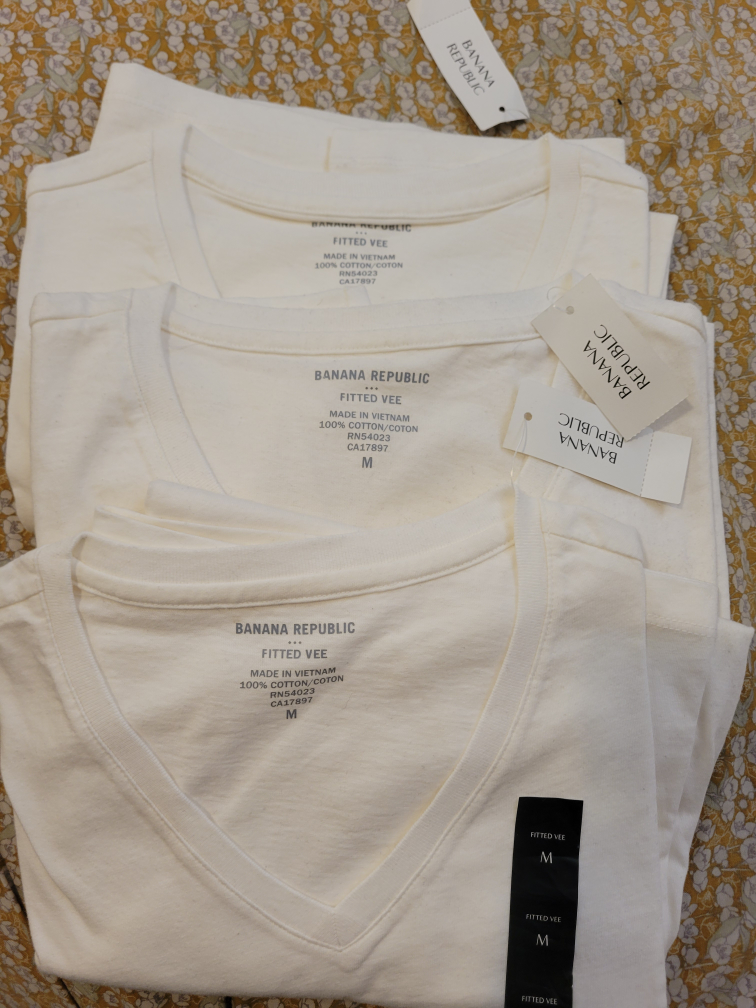 Banana Republics Fitted Vee Men size M lot of 3 T shirts