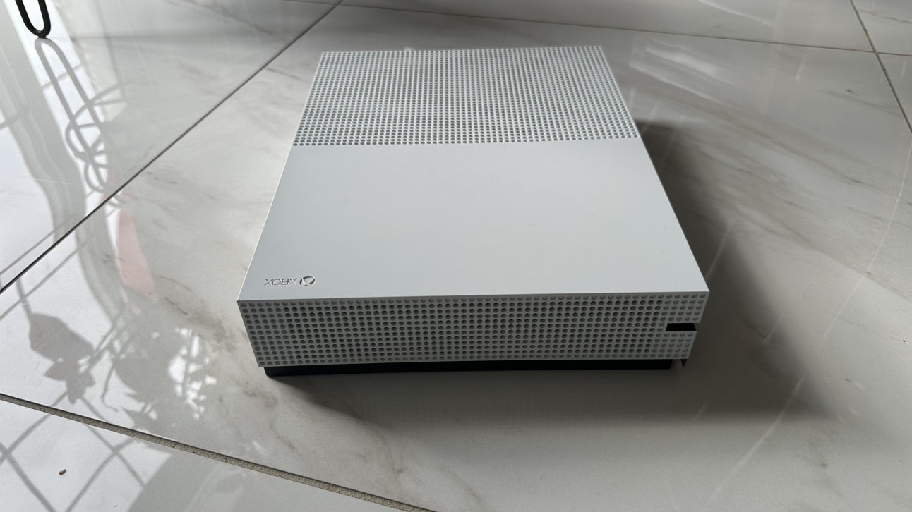 Xbox One S 1T - Two Controllers - With Box image indicator(3)