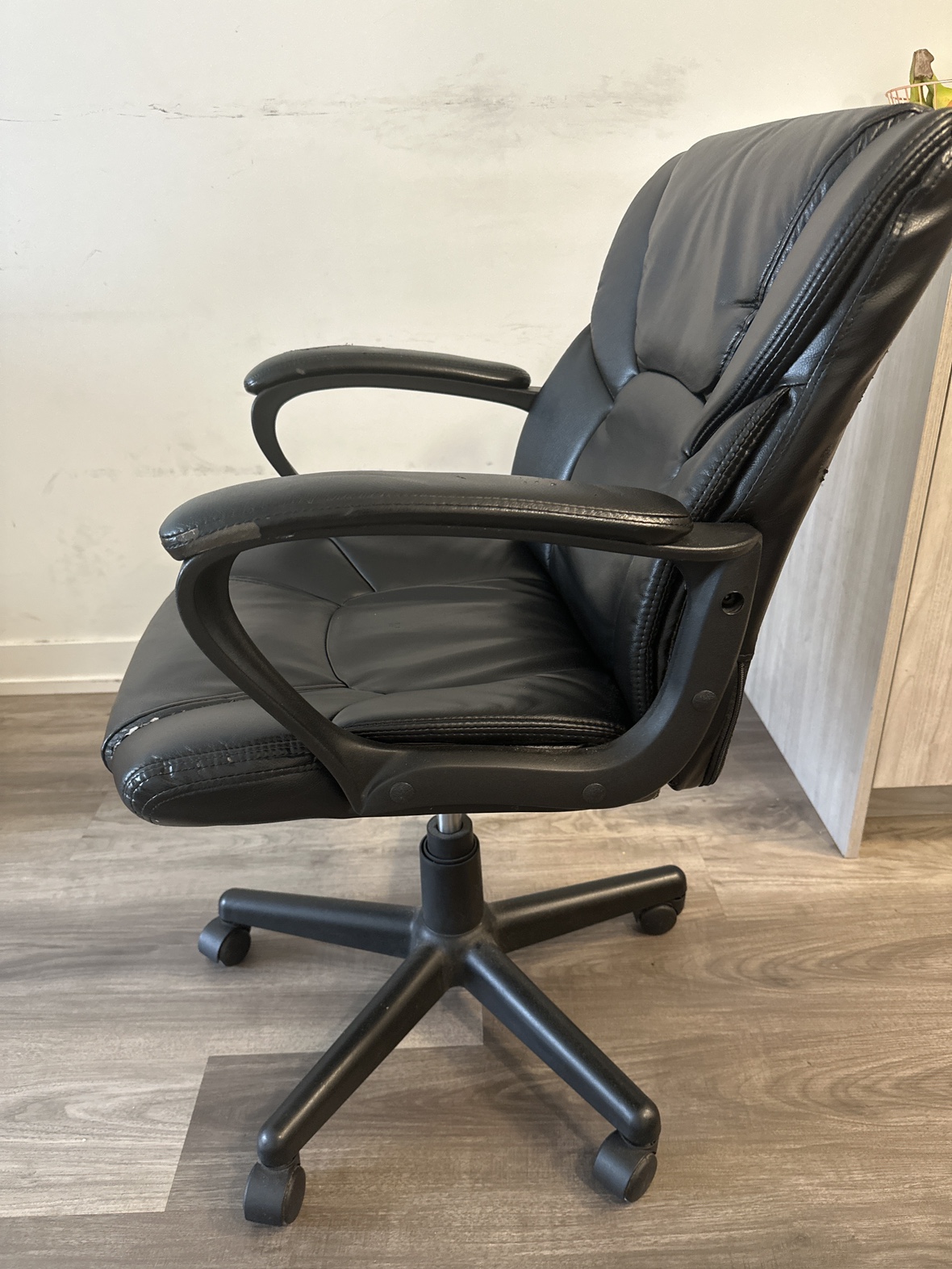 Leather office chair (black) with adjustable flip-up. - photo 2