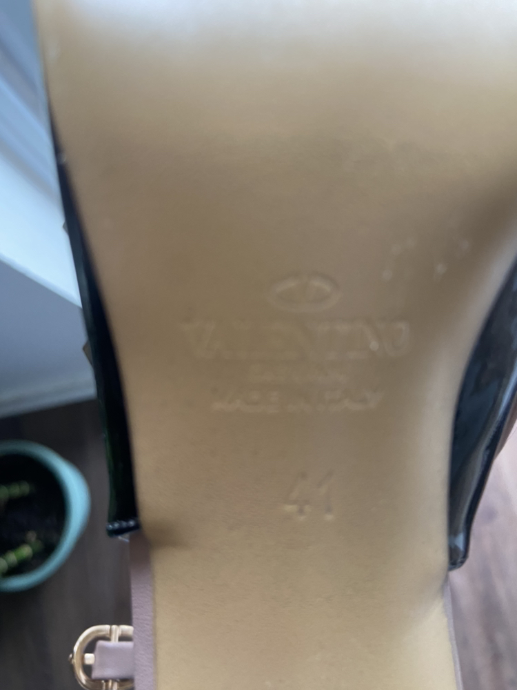 Brand new Valentino studded pumps! image indicator(2)