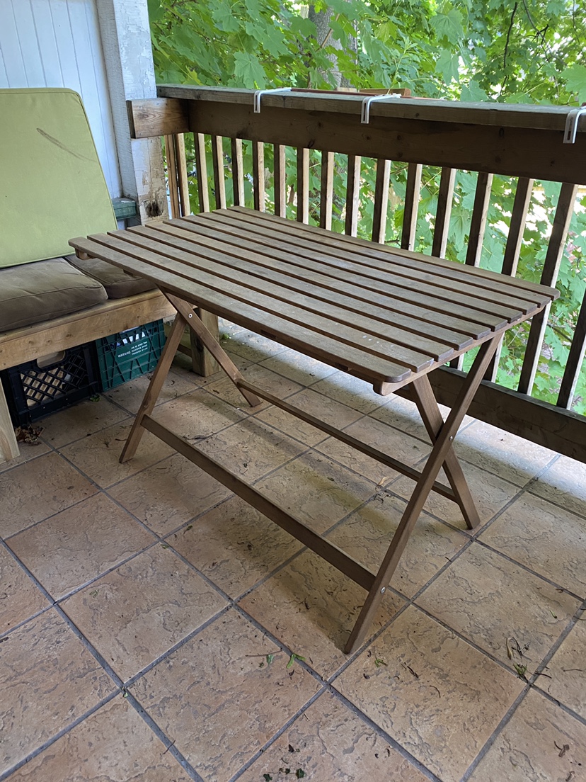 Foldable patio table
