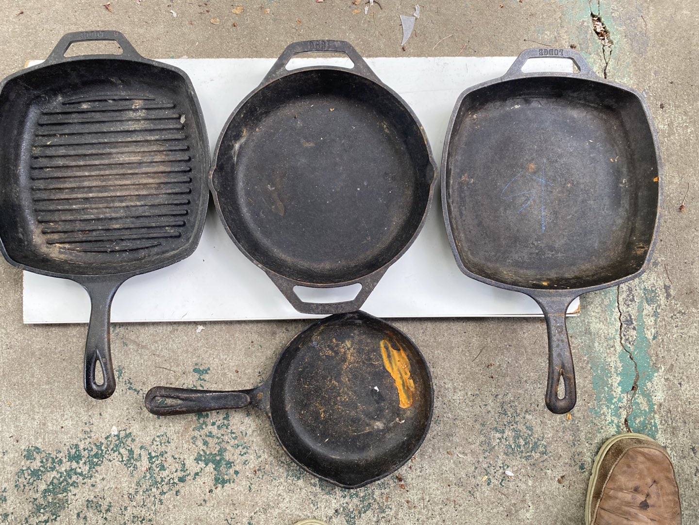 Lot 5 LODGE square and round skillets