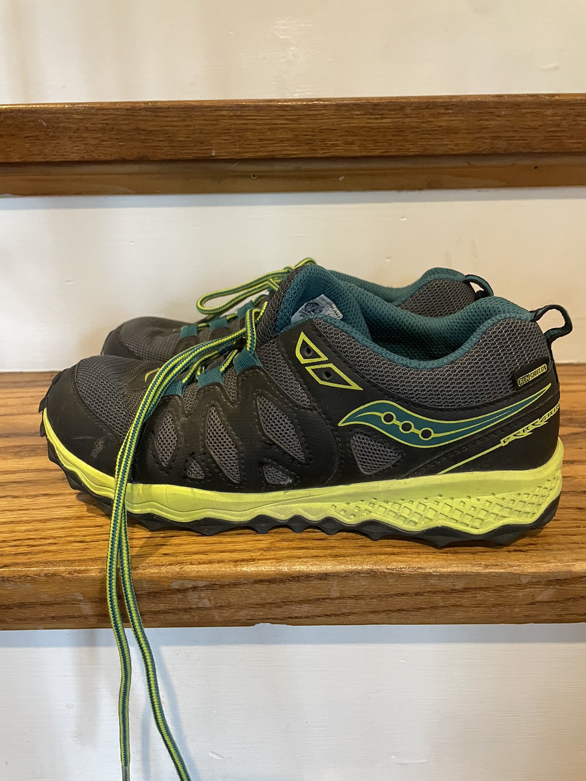 Boys Saucony size 5.5 like new - photo 4