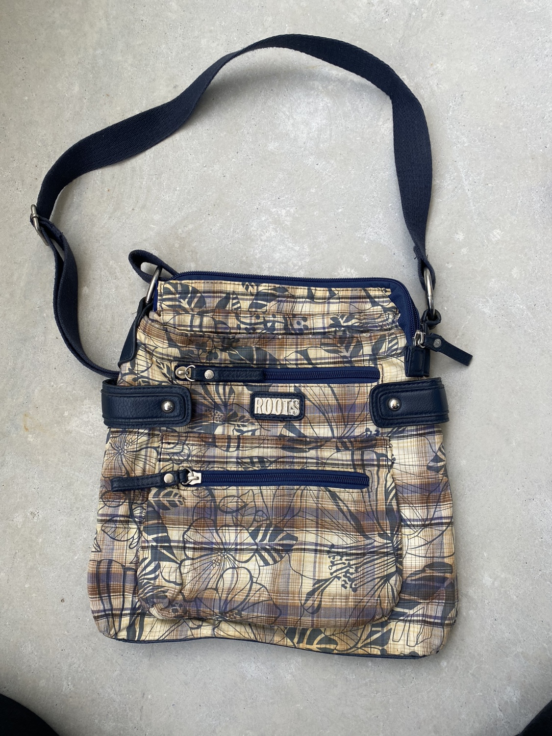 Roots cross body bag