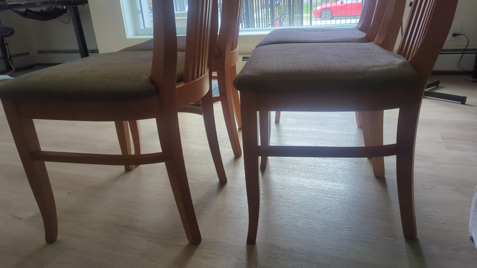 4ft round table + 4 cushion chairs - photo 3