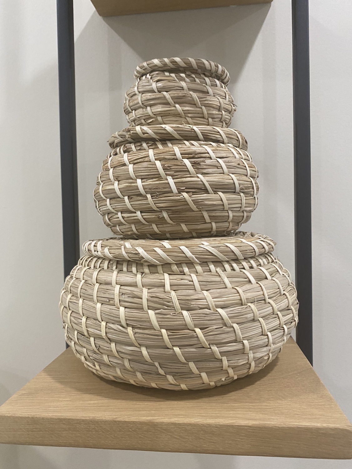 Woven basket with lid (set of 3)