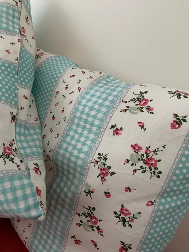 Set of 2 floral pillow cushions image indicator(2)