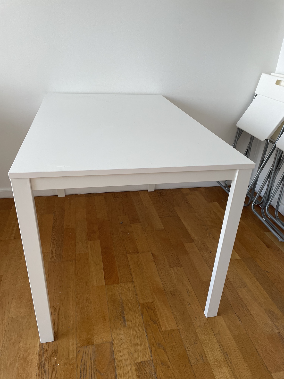 Extendable dining table