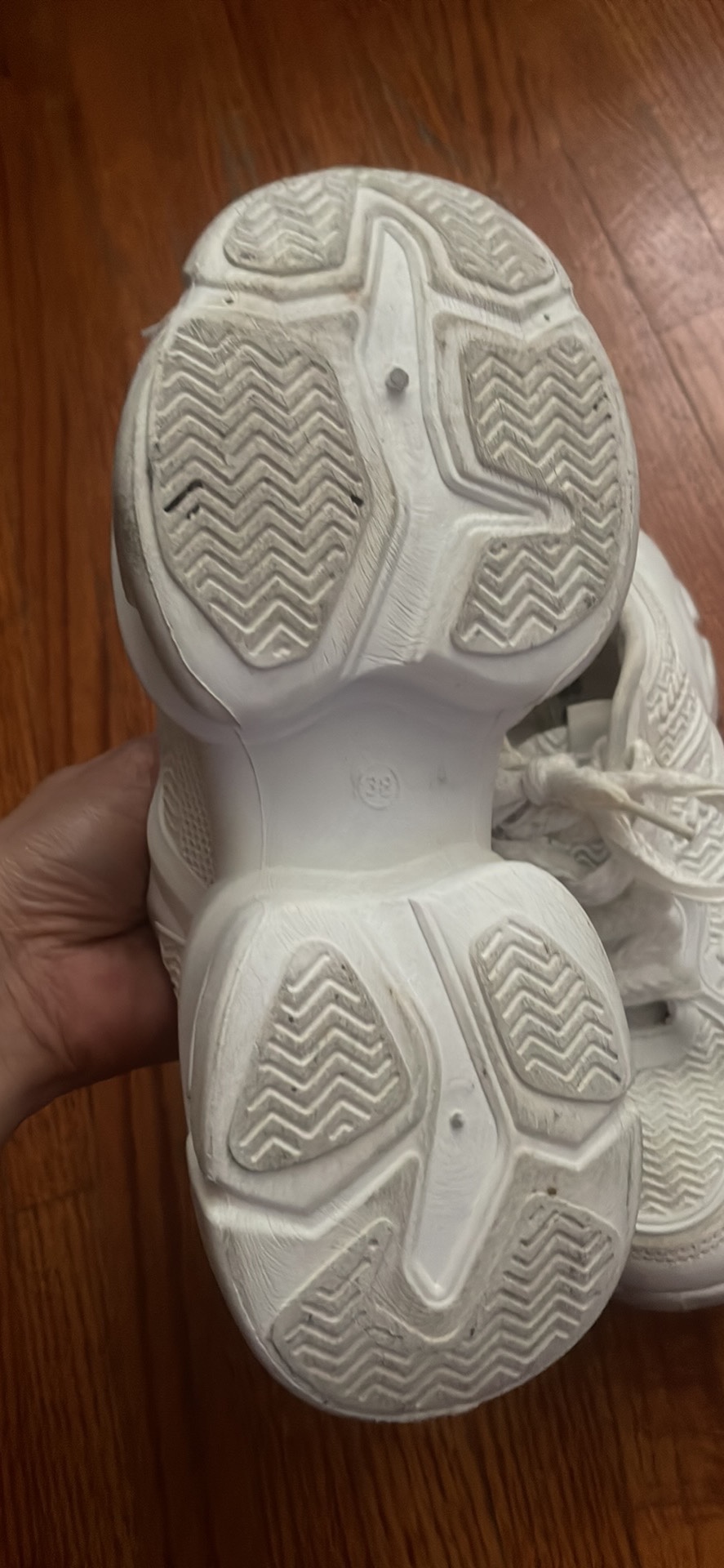 Fashion white sneakers image indicator(7)