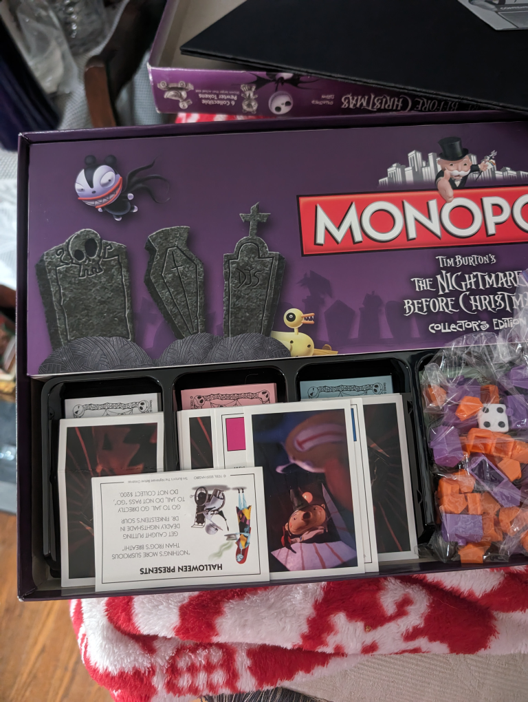 Tim Burton's The nightmare before Christmas  Monopoly set image indicator(9)