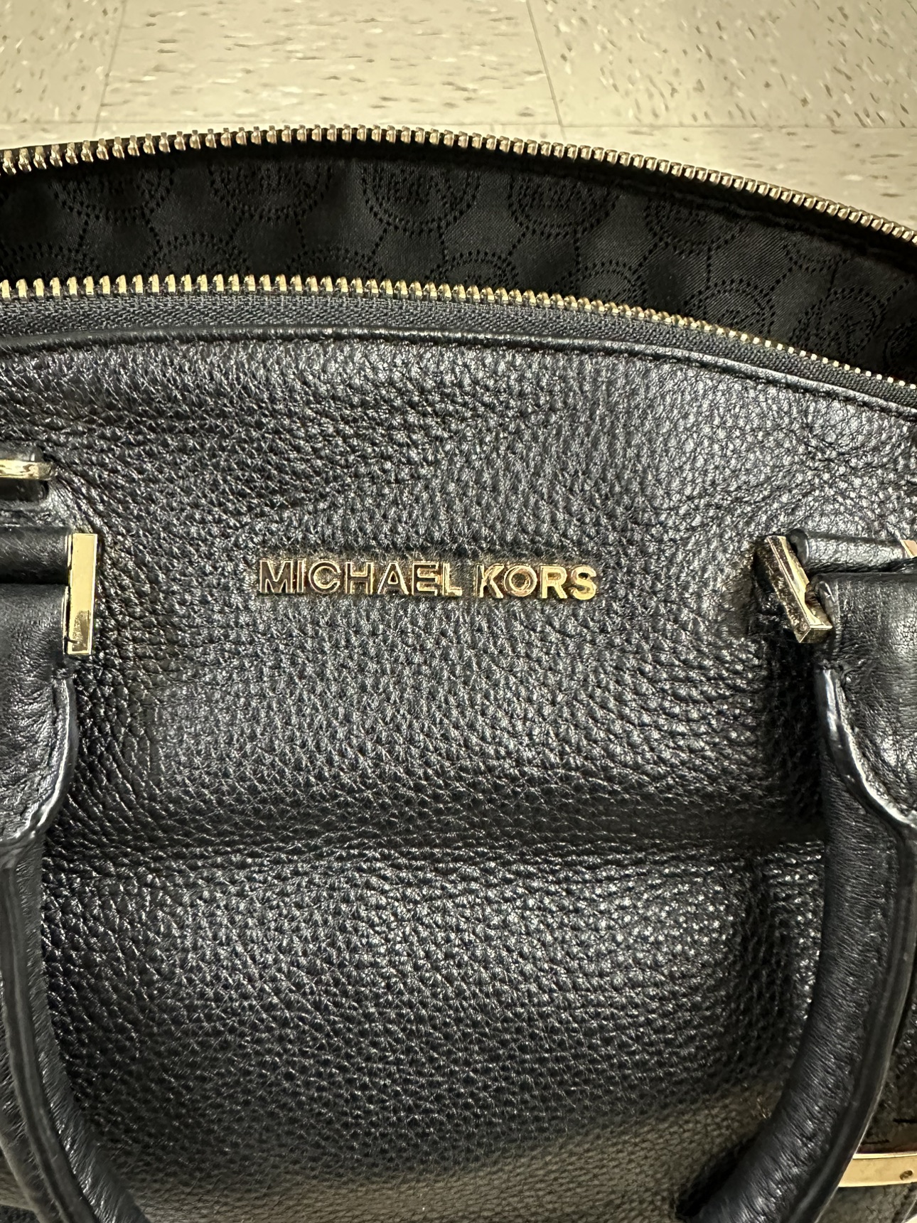 Michael Kors Riley Large Pebbled Leather Black Satchel - photo 3