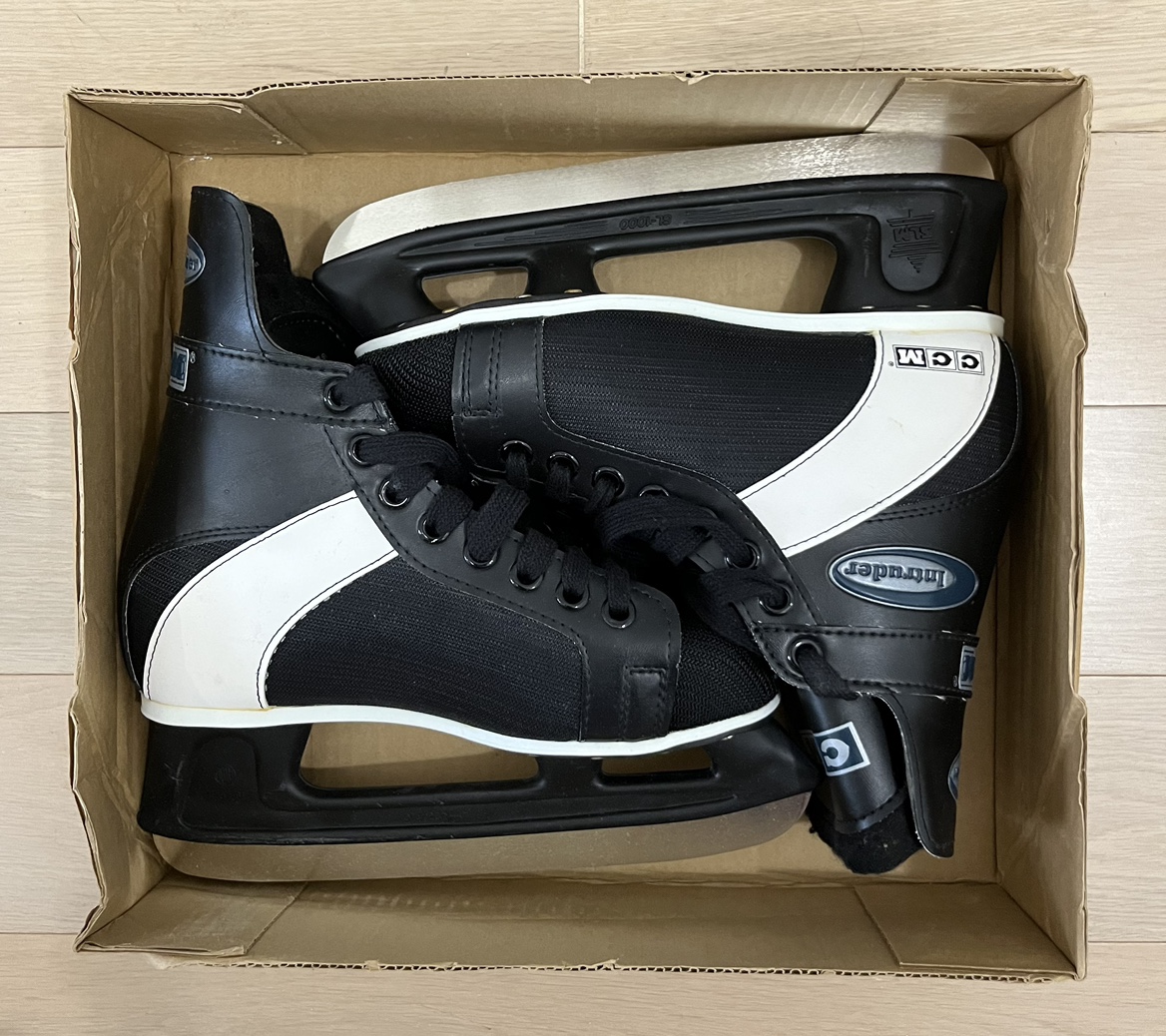 🚚MOVING SALE!! 🥰CCM Teens / Adult Ice Skates image indicator(2)