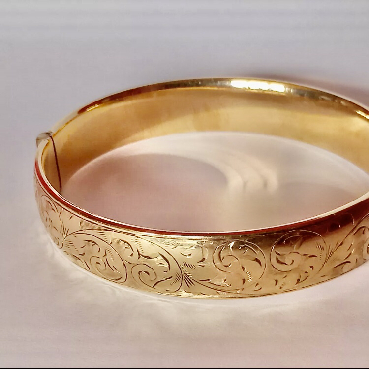 VINTAGE 1/5 9CT GOLD BANGLE 12mm WITH SAFETY CHAIN thumbnail