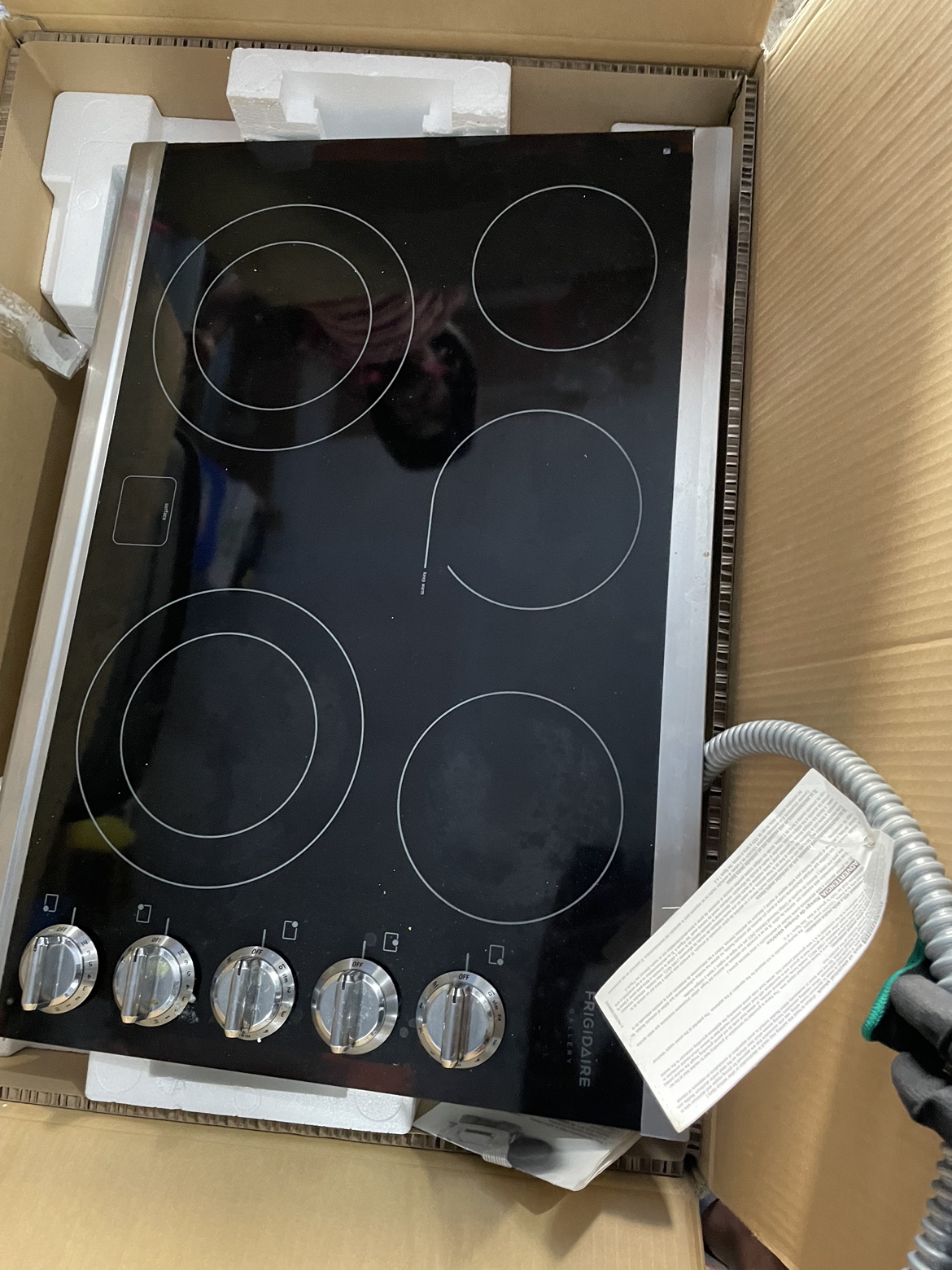Frigidaire glass electric cooktop like new - photo 2