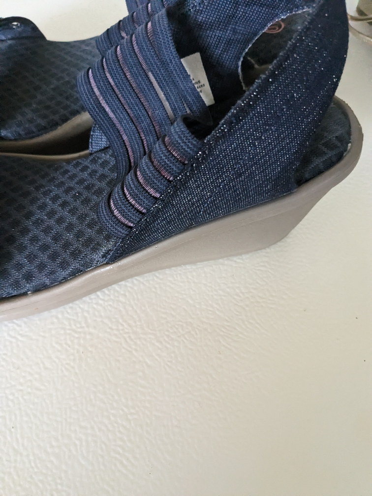 women's size 10 memory foam sandals with  heel image indicator(2)