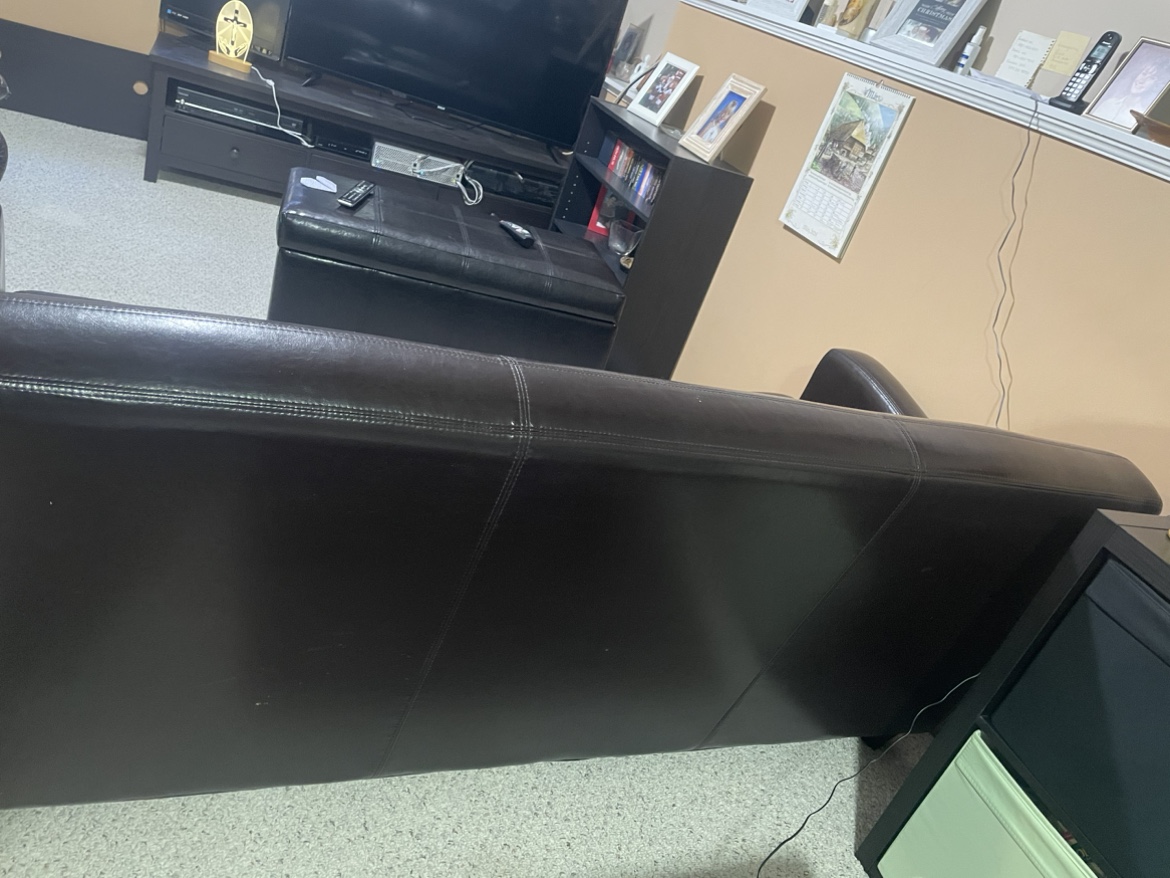 Like new condition couch. Pick up Bridlewood - photo 4