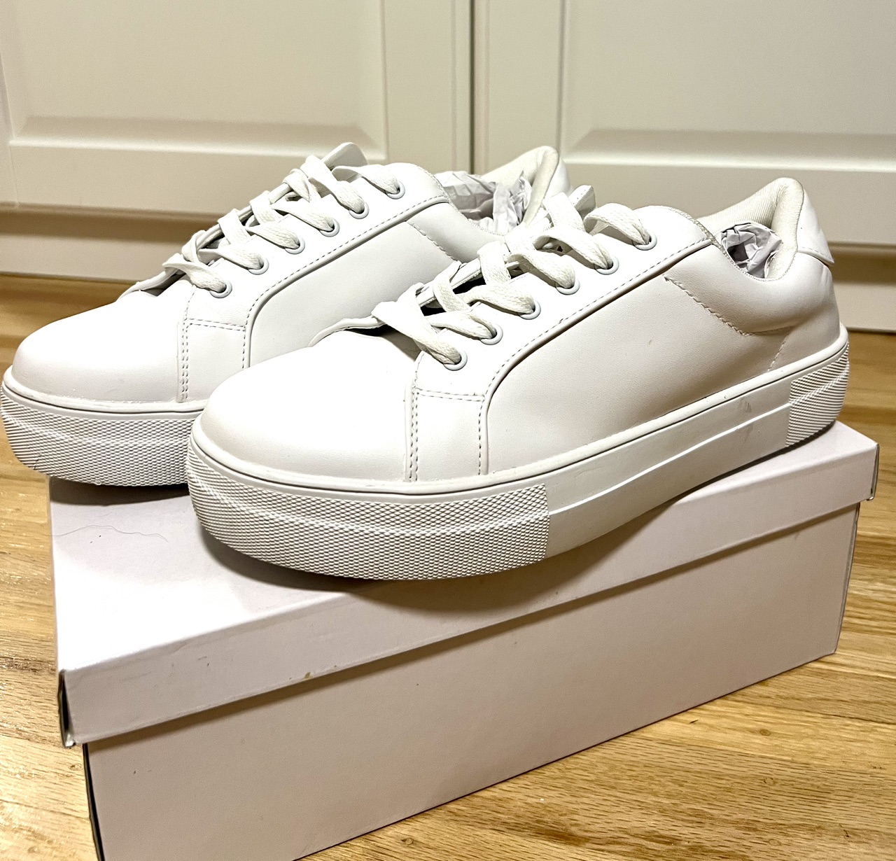 Like new white sneakers