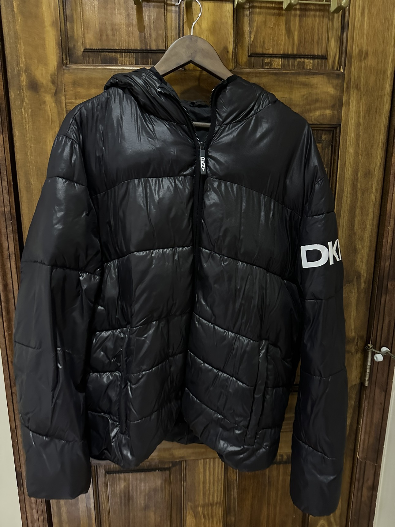 DKNY NWT Men's Black Hooded Puffer Coat. Size Large